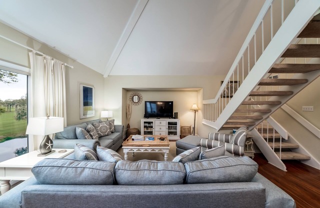 Golf Views! Screened Porch! Close to Beach, Pools, Golf, Dining! Amenity Cards! 2 Dogs!