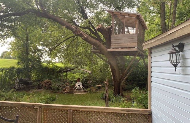 Golfing alongside a cozy cabin in Inner city park WiFi & small luxury amenities