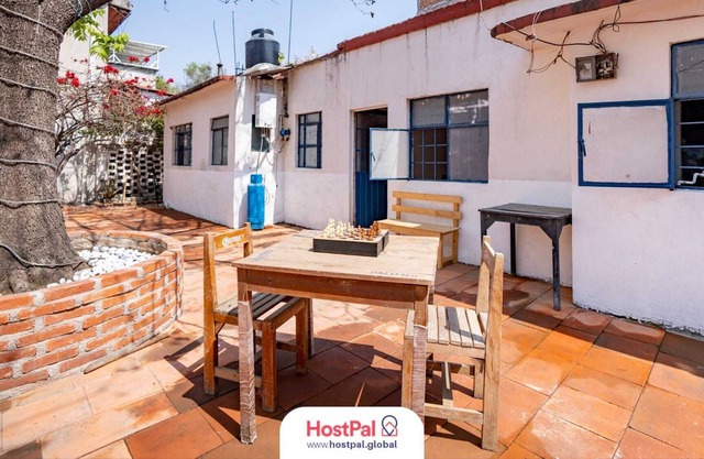 Good vibes, great location, WiFi and Smart TV