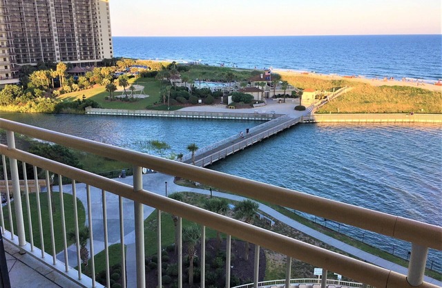 Gorgeous 3BR/2BA 7th floor Oceanfront condo! Amazing view & Beach locker!