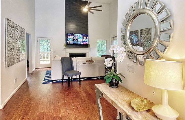 Gorgeous 4 BR Home - 1.5 mi from DT Alpharetta and Avalon