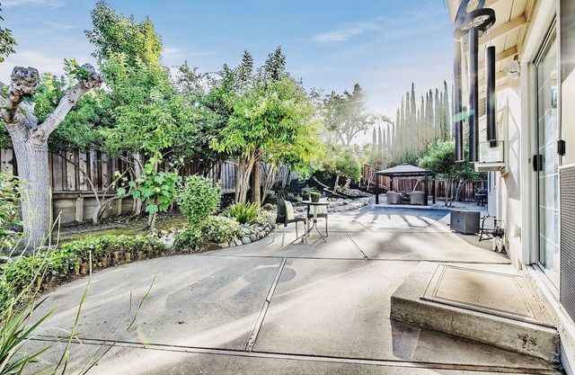 Gorgeous 4B/2.5B Newly-Renovated Relaxed House