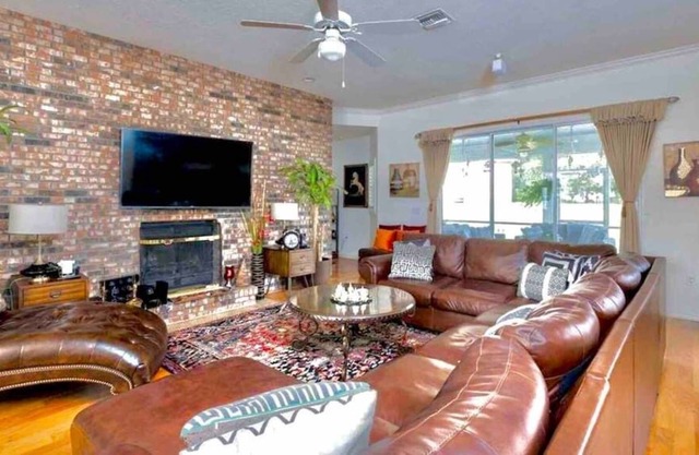 Gorgeous 4BR Home | University of Florida I Springs | Sleeps 15 - G01