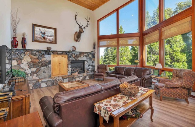 Gorgeous 5 BDR Traviloli Mountain Retreat for 10!