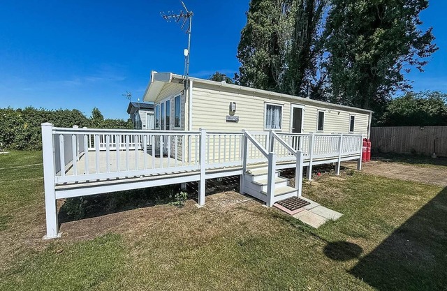 Gorgeous 6 berth caravan with decking area, Dovercourt Holiday Park ref 44510A