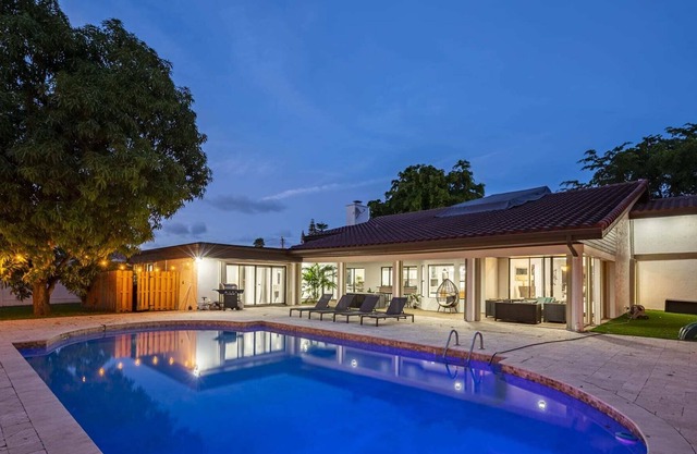 Gorgeous 6 BR Home /w Heated Pool & Golf View