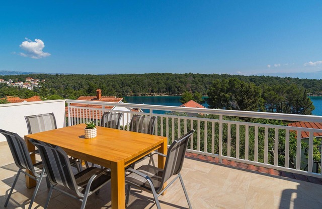 Gorgeous apartment in Vrboska