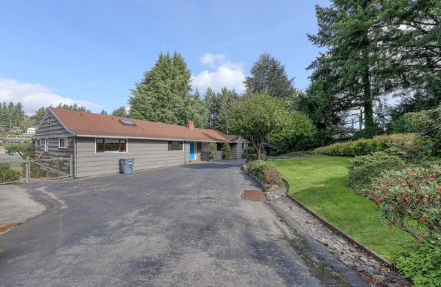 Gorgeous beachfront house w/incredible Olympic Mountain views - dogs welcome