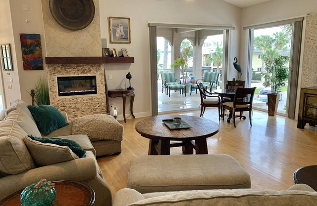 Gorgeous Beachside Home.Best Location! Walk to everything!