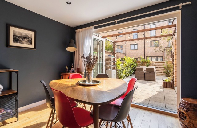 Gorgeous central 3 bed house - free parking & garden (15 min walk to Royal Mile)