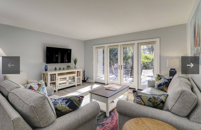 Gorgeous Completely Renovated Townhouse - pool, beach, golf, pickleball, tennis