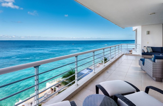 Gorgeous Condo, Amazing Oceanfront views , Great Snorkeling out-front!