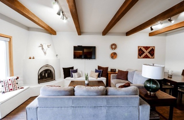 Gorgeous Condo Near Historic Santa Fe Plaza!