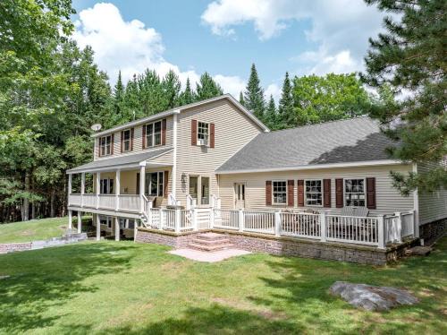 Gorgeous Cottage with Hot-tub and Games in Beaver Cove, Maine