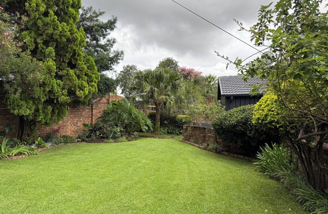 Gorgeous cozy Modern interior 5-bed guesthouse with AC, pool, sauna in Pretoria