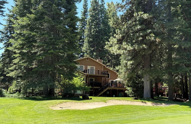 GORGEOUS FAMILY HOME ON LAW GOLF COURSE. 5 MINUTE WALK TO THE LAKE. SLEEPS 10