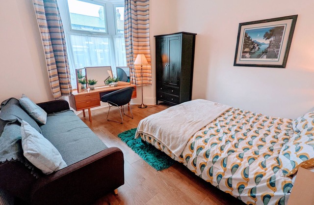 Gorgeous great 5 bed 2 bath family home with garden in trendy area