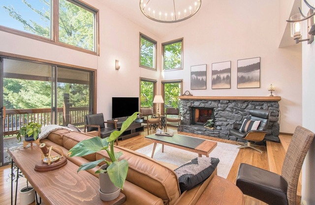 Gorgeous Home in Fontenelle Forest, Peaceful, close to downtown, Zoo, Offutt AFB