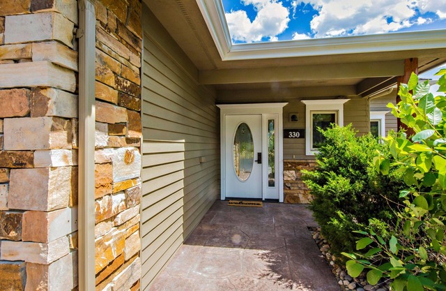 Gorgeous home with private hot tub, large deck, and views of the Estes Valley