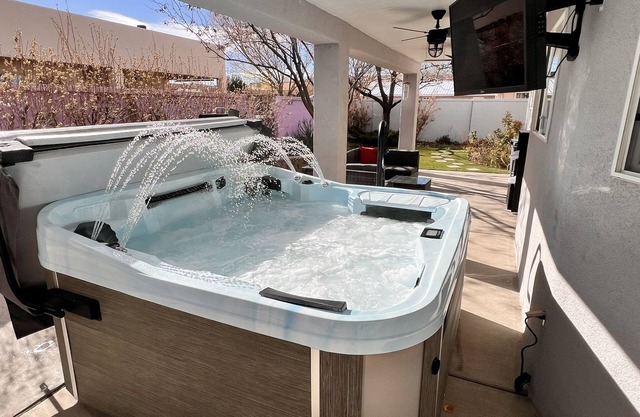 Gorgeous house w/hot tub pool table gaming table next to amazing walking trail!