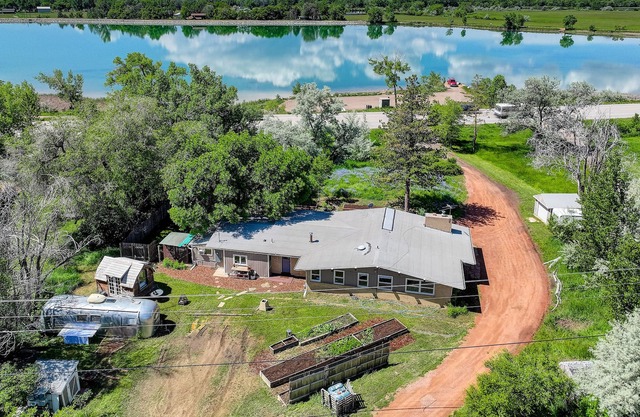 Gorgeous Lake and Mountain Views- work/play & relax!