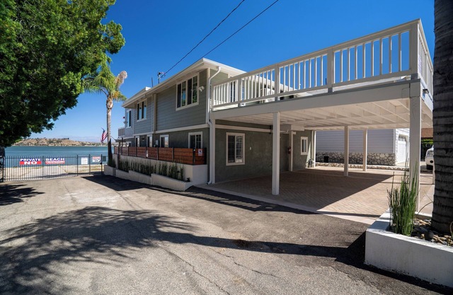 Gorgeous Lake Front Home w/Boat Access