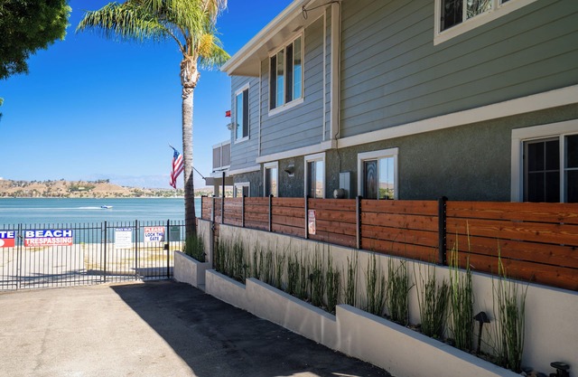 Gorgeous Lake Front Home w/Boat access Unit 1