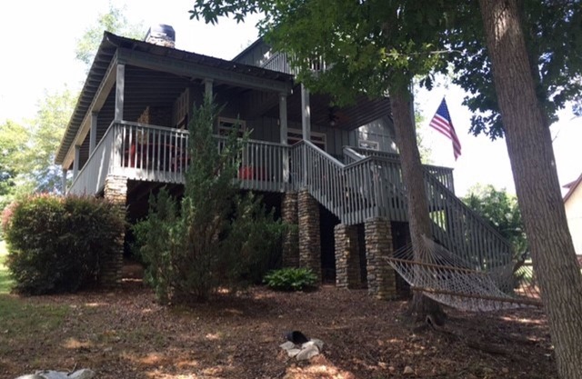 GORGEOUS LAKE FRONT 3 BEDROOM CABIN ON LAKE WEDOWEE-15 steps to lake! 5 stars!