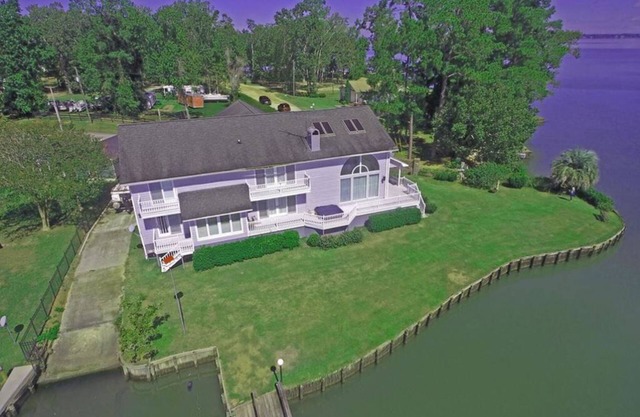 Gorgeous Lake Front Home - Stunning Views and Sunrise over the Water