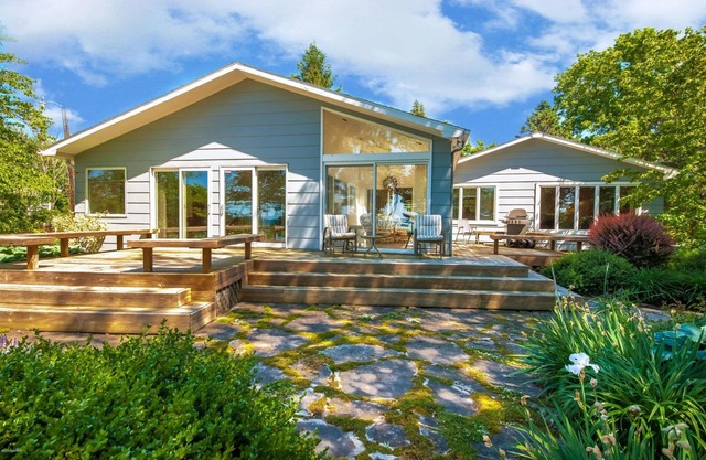 GORGEOUS lake view, large yard w/firepit, rooftop solar, 4 min drive to beach