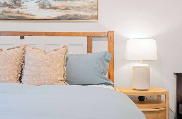 Gorgeous Lake View! Indoor Pool! 5 Min to Branson Strip!