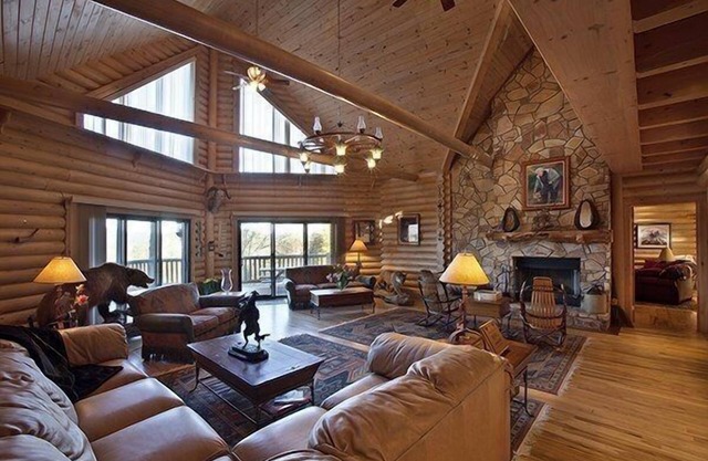 Gorgeous Lake View Lodge with Private Dock