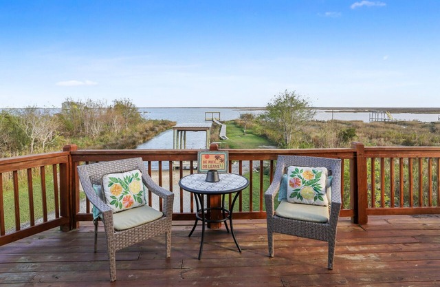 Gorgeous Lakefront Home: Private Pier, Boathouse, Kayaks - Fish From the Dock!