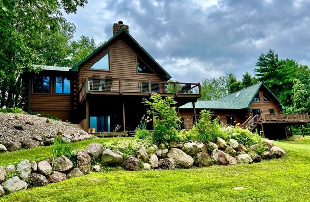 Gorgeous lodge that offers beautiful view and access to the Little Wolf River