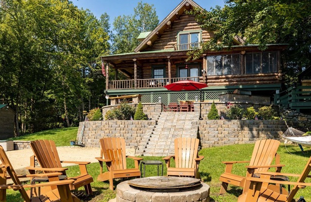 GORGEOUS log home with hot tub and private beach on peaceful Baxter Lake in NH