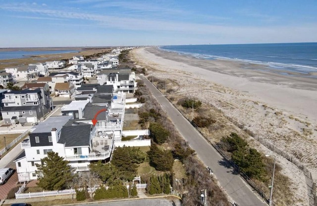 Gorgeous modern BEACHFRONT townhouse amazing view