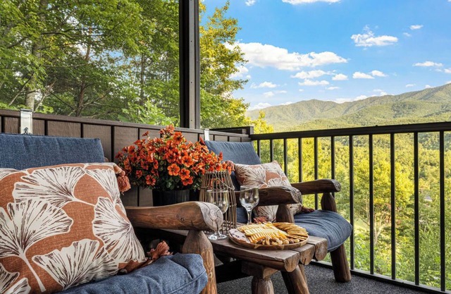 Gorgeous Mountain View, 2 King Beds, Fireplace, Spacious Retreat