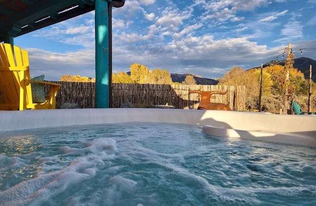 Gorgeous mountain views, a relaxing hot tub, and close proximity to all