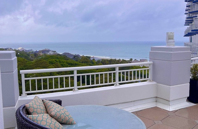 Gorgeous ocean view condo with morning sunrise, spend winter at the beach cheap!