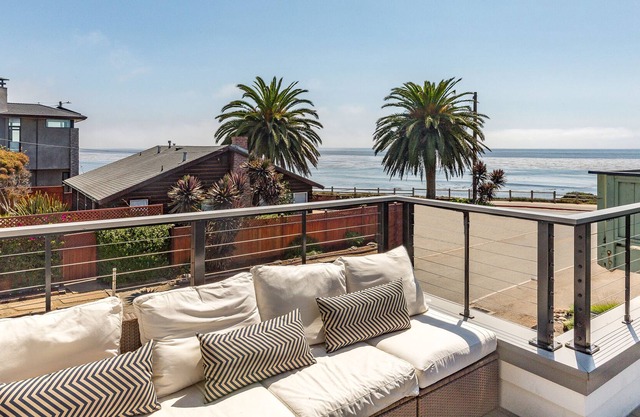 Gorgeous ocean-view home near Redwoods State Park and a walk to the beach