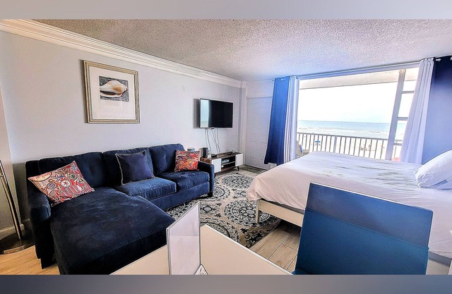 GORGEOUS OCEANVIEW with balcony and pool!