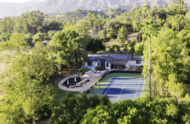 Gorgeous Ojai ranchette- tennis court, pool/jacuzzi and guesthouse
