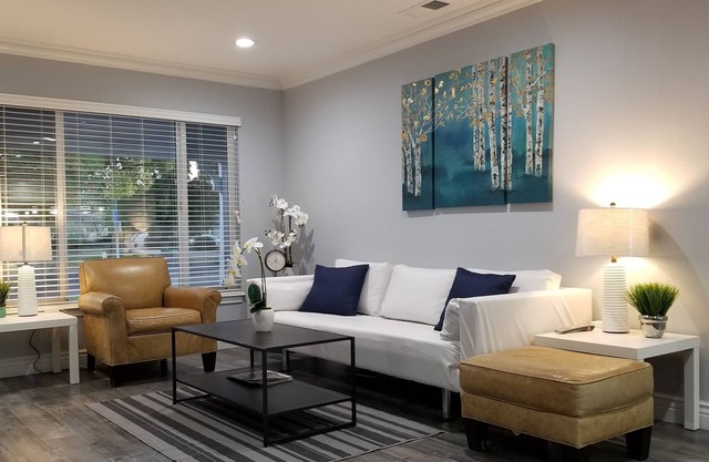 GORGEOUS REMODELED HOUSE - 4 BED/ 3 BTH