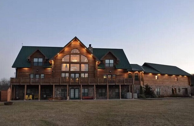 Gorgeous, remote lodge on 100+ acres, 15 min from downtown Indiana