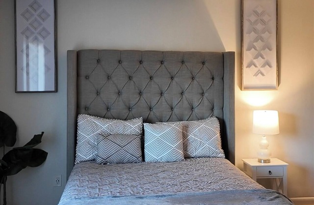 Gorgeous studio located in the heart of Huntsville, close to all amenities.