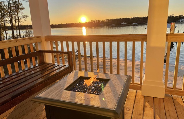 Gorgeous Sunset Views, Private Beach and Boat Slips