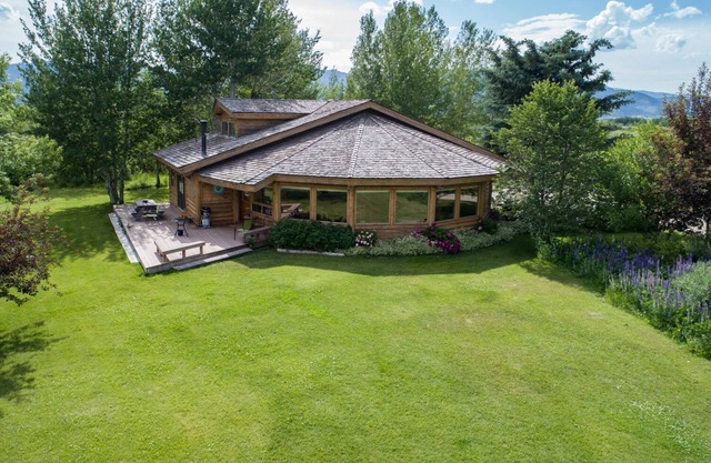 Gorgeous Teton Views on 6 acres, 2 miles to Victor