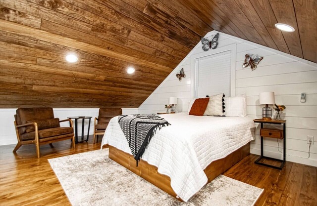 Gorgeous Treehouse Style Cabin!