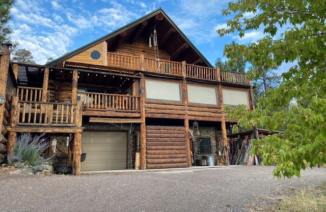 Gorgeous Unique log home at Canyon Ferry Lake - Pet Friendly!