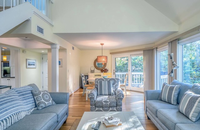 Gorgeous Updated Spinnaker! Walk to Beach, Club, Pools! 5 Stars! Amenity Cards!